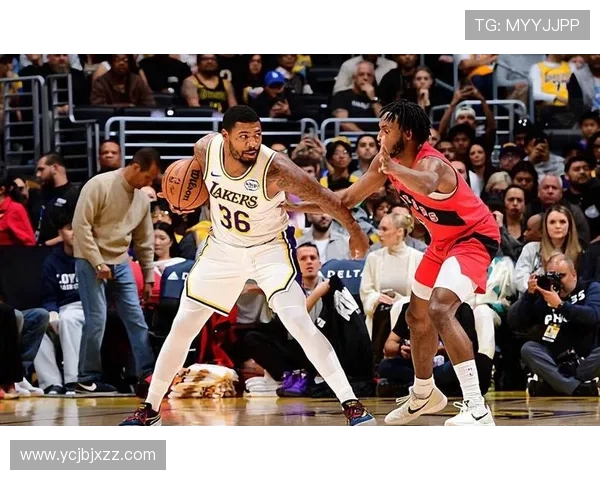 马库斯斯马特的篮球之路与领导力:从新秀到球队核心的蜕变与成长 马库斯斯马特的篮球之路与领导力:从新秀到球队核心的蜕变与成长